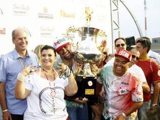 Solange Cruz Bichara Rezende, presidente da escola, recebe o troféu