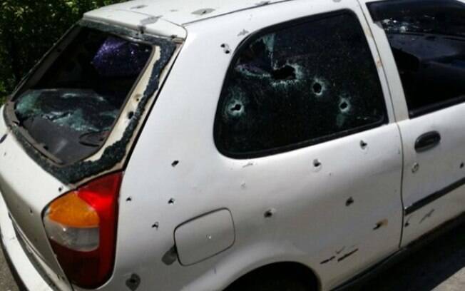 Jovens foram fuzilados dentro de carro, veículo tem mais de 20 marcas de tiros