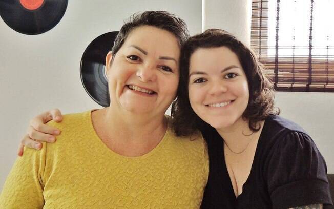 Maria Auxiliadora e a filha Thayse. 'Foi quase um ano entre saber, aceitar e entender. Mas sempre deixei claro que a amaria de qualquer modo', diz a mãe