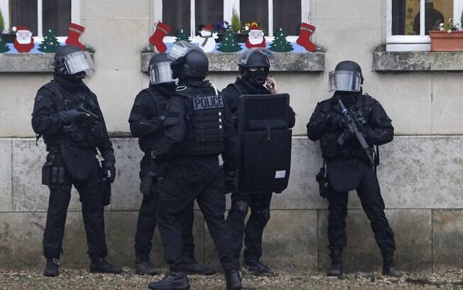 Polícia intensifica buscas no norte da França para capturar suspeitos de ataque. (08/01). Foto: AP