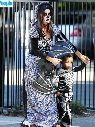 Sandra e Louis fantasiados para o Halloween