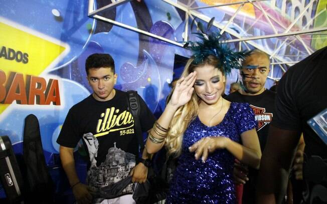 A cantora Anitta após saída de show em camarote da Sapucaí, no Rio, na madrugada deste sábado (1º)