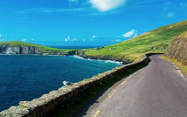 Ligando o sul da Irlanda ao extremo norte, a Wild Atlantic Way combina o cenário acinzentado das montanhas com o verde da vegetação e o azul do Oceano Atlântico.