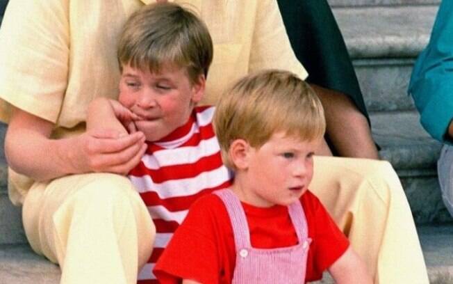 Príncipe William ao lado do irmão Harry