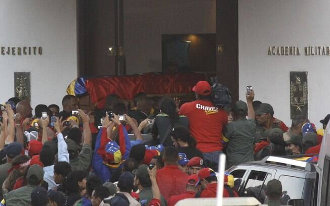 Guarda-costas entram com caixão com corpo de Hugo Chávez na Academia Militar de Caracas, onde será velado até sexta (06/03)