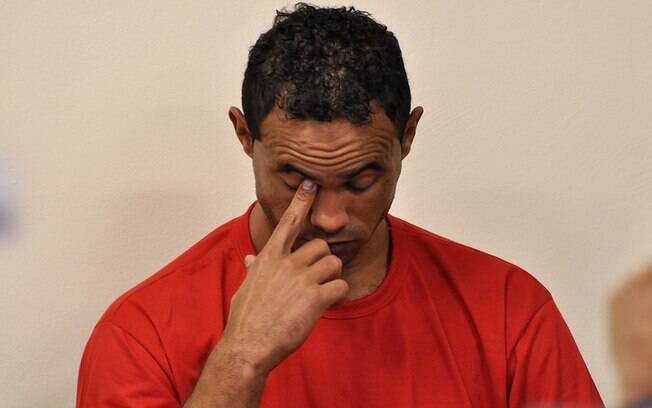 Ex-goleiro Bruno aguarda leitura da sentença no Fórum Criminal de Contagem (MG) na madrugada desta sexta-feira (8)