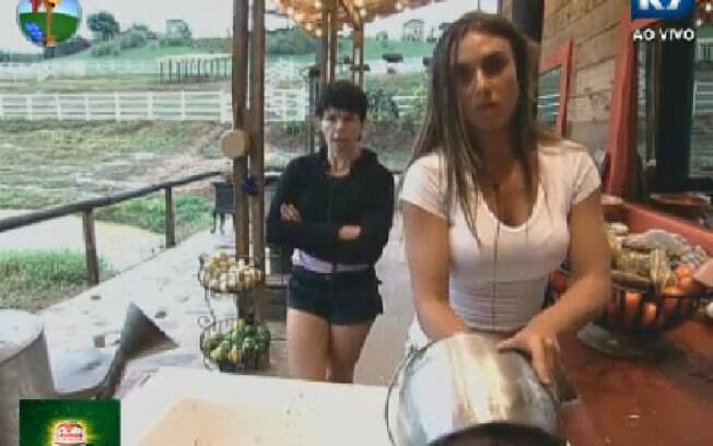 Sozinhas no Celeiro, Penélope Nova e Nicole Bahls reclamam dos outros peões