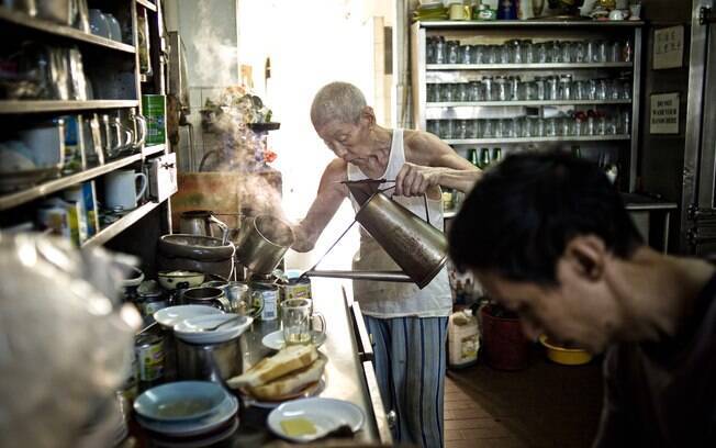 Shi Pong Hsu, 75, preparando o típico café no kopitiam Heap Seng Leong
