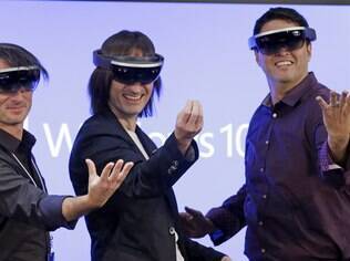 Microsoft HoloLens oferece lentes holográficas transparentes de alta definição e som espacial para que se possa ver e ouvir hologramas no mundo que o cerca
