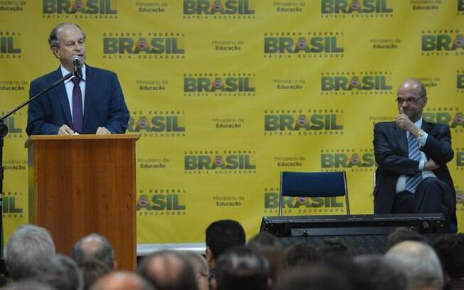 Renato Janine Ribeiro toma posse como ministro da Educação