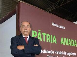 Advogado mineiro Vinicios Leoncio publica livro de 7,5 mil toneladas criticando a legislação tributária no Brasil