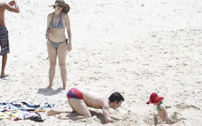Mateus Solano se diverte com a filha em praia carioca