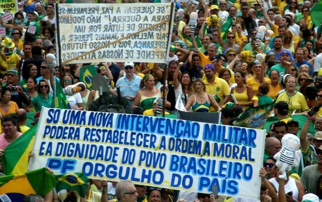Em ato no Rio, cariocas também pediram intervenção militar. Foto: Alessandro Buzas/Futura Press - 13.03.16
