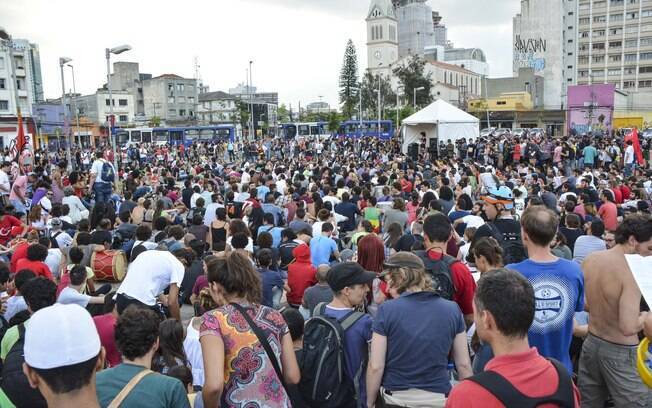 Manifestantes reunidos no Largo da Batata, zona oeste, antes do início do protesto desta terça