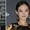 De olho na tendência das estampas espelhadas, Tan Zhuo fez a rica e escolheu um look com imagens de joias. Super "ornou" com os brincões! . Foto: Getty Images
