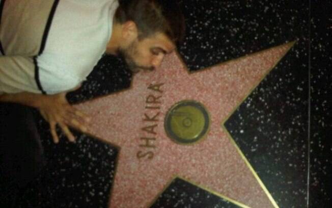 Gerard Piqué se declara para Shakira em visita à Calçada da Fama, em Hollywood