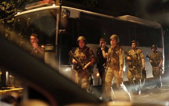Soldados turcos fazem guarda durante um bloqueio em uma ponte sobre o estreito de Bósforo, em Istambul