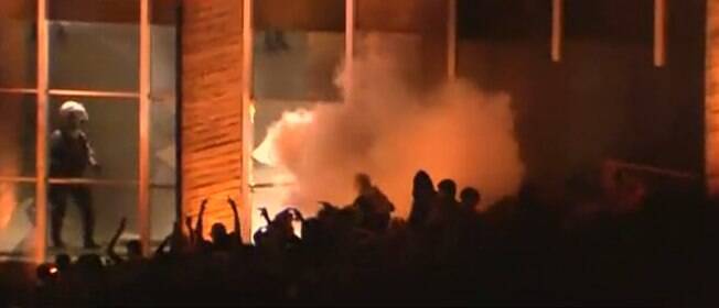 Manifestantes colocam fogo no Itamaraty