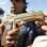 Combatente anti-Kadafi mostra o que diz ser a arma dourada de Muamar Kadafi, que estava com ele durante captura. Foto: Reuters