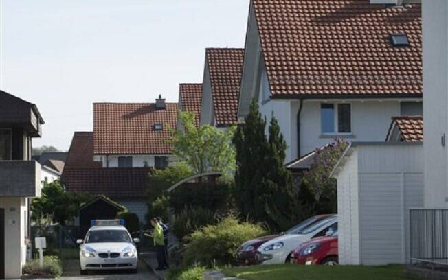Carro da polícia ao lado da casa onde atirador fez 4 vítimas, na cidade de Wuerenlingen, na Suíça