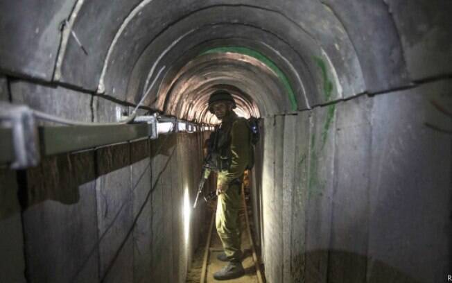 Soldado israelense em túnel construído pelo Hamas para atacar Israel (31/07)