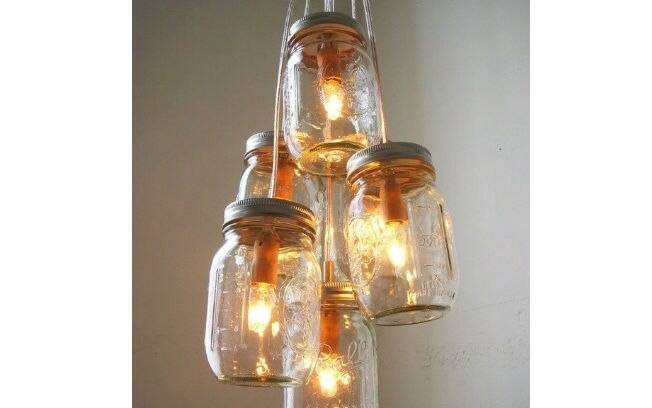 Que tal aproveitar os vidros vazios para fazer charmosas luminárias?