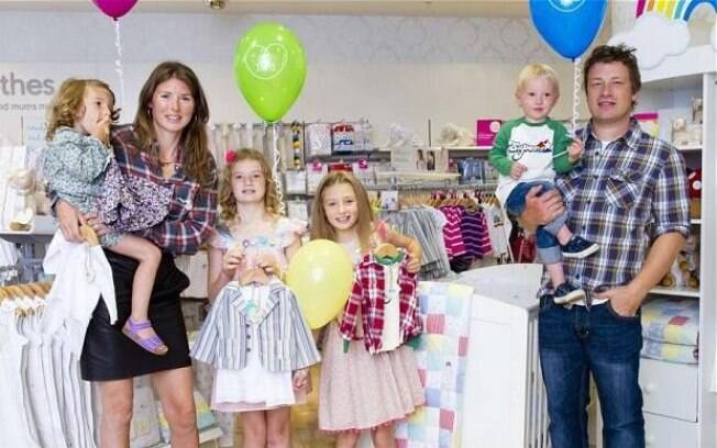 Jamie Oliver, a mulher e seus filhos Jamie Oliver, a mulher e seus filhos