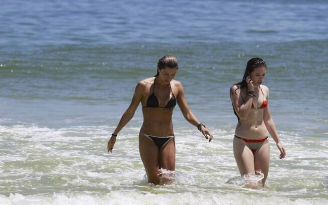 Grazi Massafera aproveitou o calor carioca para se refrescar no mar e mostrou sua ótima forma de biquíni