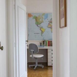 Mapa mundi emodulrado funciona como objeto decorativo no escritório do casal