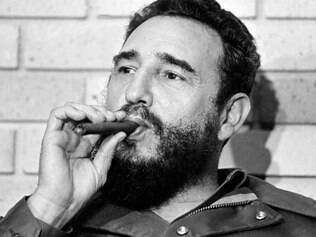 Fidel fuma o famoso charuto cubano