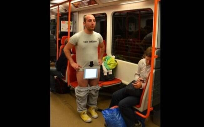 Mischa Badasyan no metrô com seu ipad cobrindo o pênis