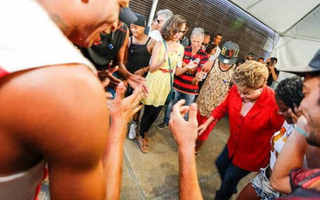 Dilma atente a pedidos e dança funk em encontro com a juventude em Belo Horizonte (13/9)