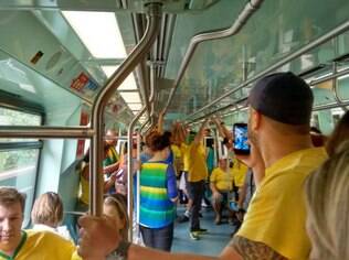 Linhas de metrô próximas da Avenida Paulista lotaram neste domingo (15)