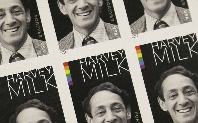 O selo comemorativo ao primeiro político gay eleito para um cargo público nos EUA, em 1977: Harvey Milk