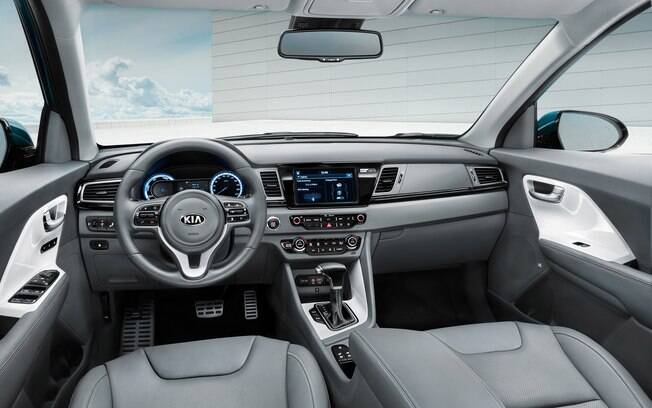 Seu design é mais prático e normal do que a maioria dos híbridos. Veja como o interior parece com os outros carros da marca. Seu design é mais prático e normal do que a maioria dos híbridos. Veja como o interior parece com os outros carros da marca.