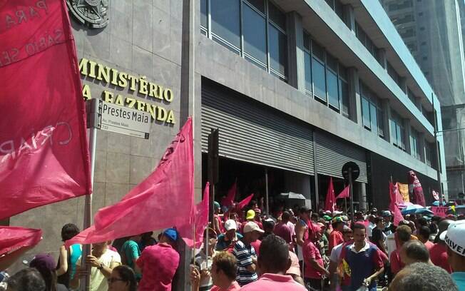 Integrantes do MTST invadem prédio da Fazenda em São Paulo em protesto contra o ajuste fiscal