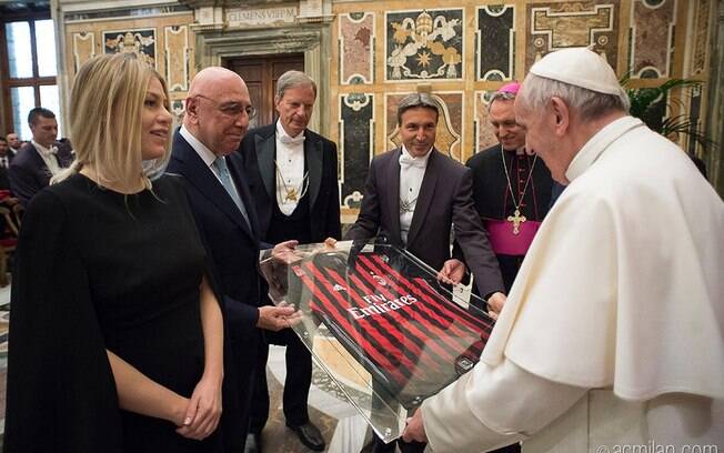 O Papa também recebeu uma camiseta do Milan O Papa também recebeu uma camiseta do Milan