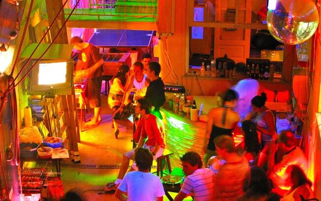 Pista de dança no albergue Tupiniquim, que também conta com parede de escalada