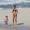 Daniele Suzuki curte dia de praia com o marido e o filho, Kauai. Foto: AgNews