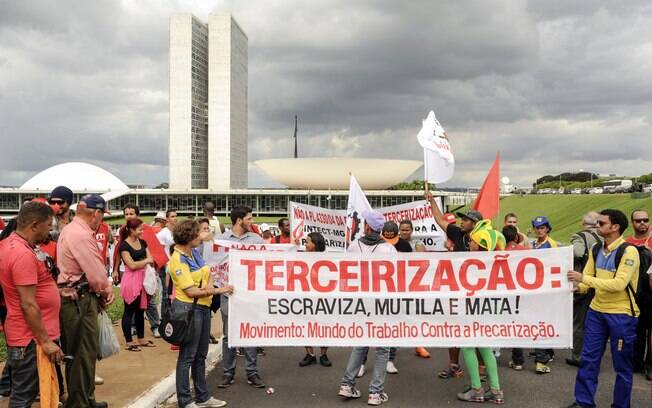 Em Brasília, CUT e Conlutas fazem manifestação contra o PL 4330, no gramado do Congresso