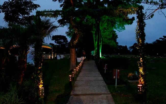 Na noite de Finados, o cemitério do Grupo Primaveras recebeu uma iluminação especial. Foto: Divulgação