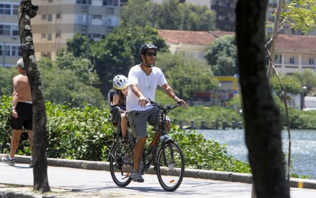 Marcos Palmeira pedala pela orla da Lagoa Rodrigo de Freitas com a filha