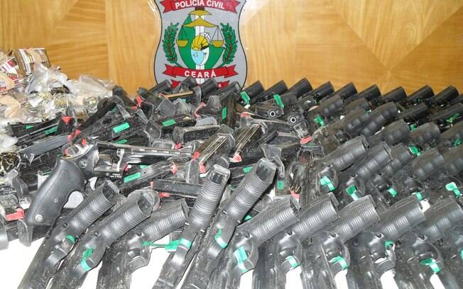Polícia recupera 67 armas roubadas de transportadora no Ceará