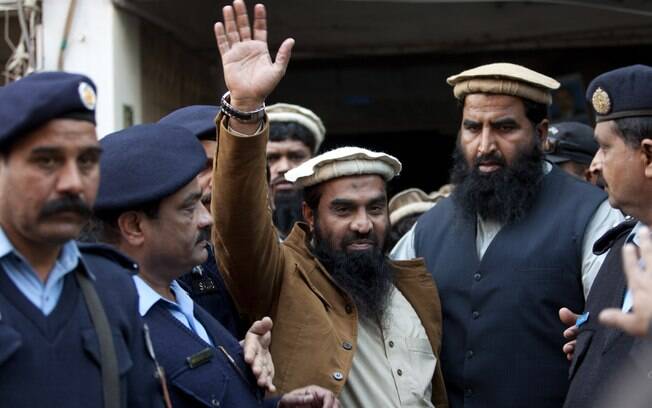Policiais paquistaneses escoltam Zaki-ur-Rehman Lakhvi, centro, principal suspeito dos ataques terroristas de Mumbai em 2008 (janeiro/2015)