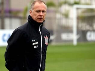 Criticado, Mano diz que Corinthians não precisa de 