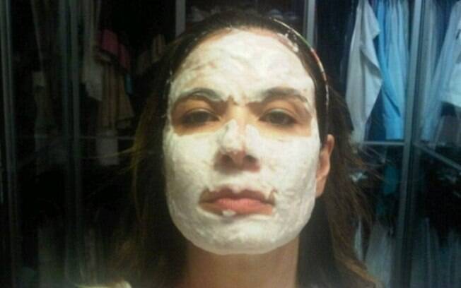 Pele de seda: Luciana Gimenez apareceu com a cara cheia de creme em sua conta do Twitter...