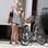 Haylie Duff aposta no jeans e no cachorrinho fofo. Foto: Brainpix