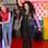 A cantora Jesy Nelson combinou legging preta com aplicações com tênis rosa, regata preta e colete, num look com atitude rocker. Foto: Getty Images