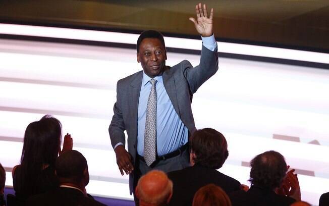 Pelé foi homenageado pela Fifa em cerimônia da Bola de Ouro. Foto: Ruben Sprich/Reuters