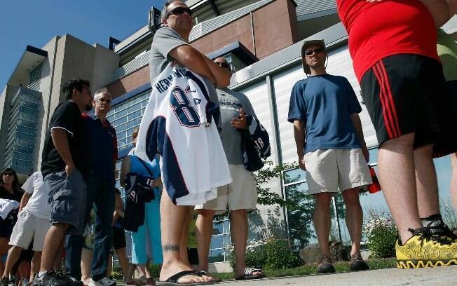 Torcedores fazem fila ao redor do estádio dos Patriots para trocar a camisa de Aaron Hernandez
